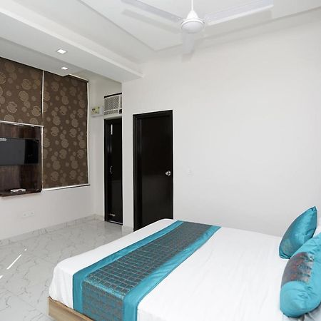 Oyo 12673 The Diplomat Inn 델리 외부 사진