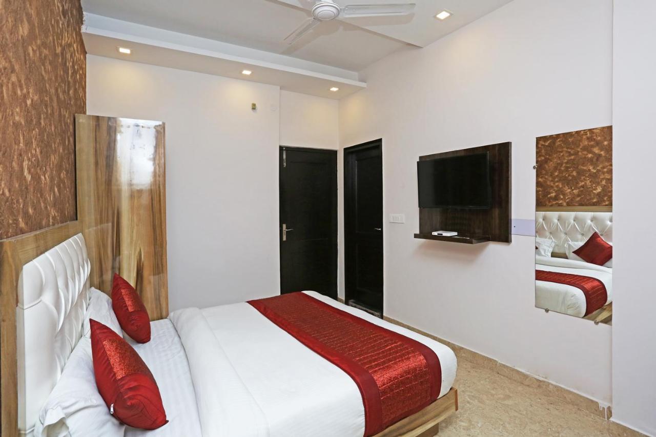 Oyo 12673 The Diplomat Inn 델리 외부 사진