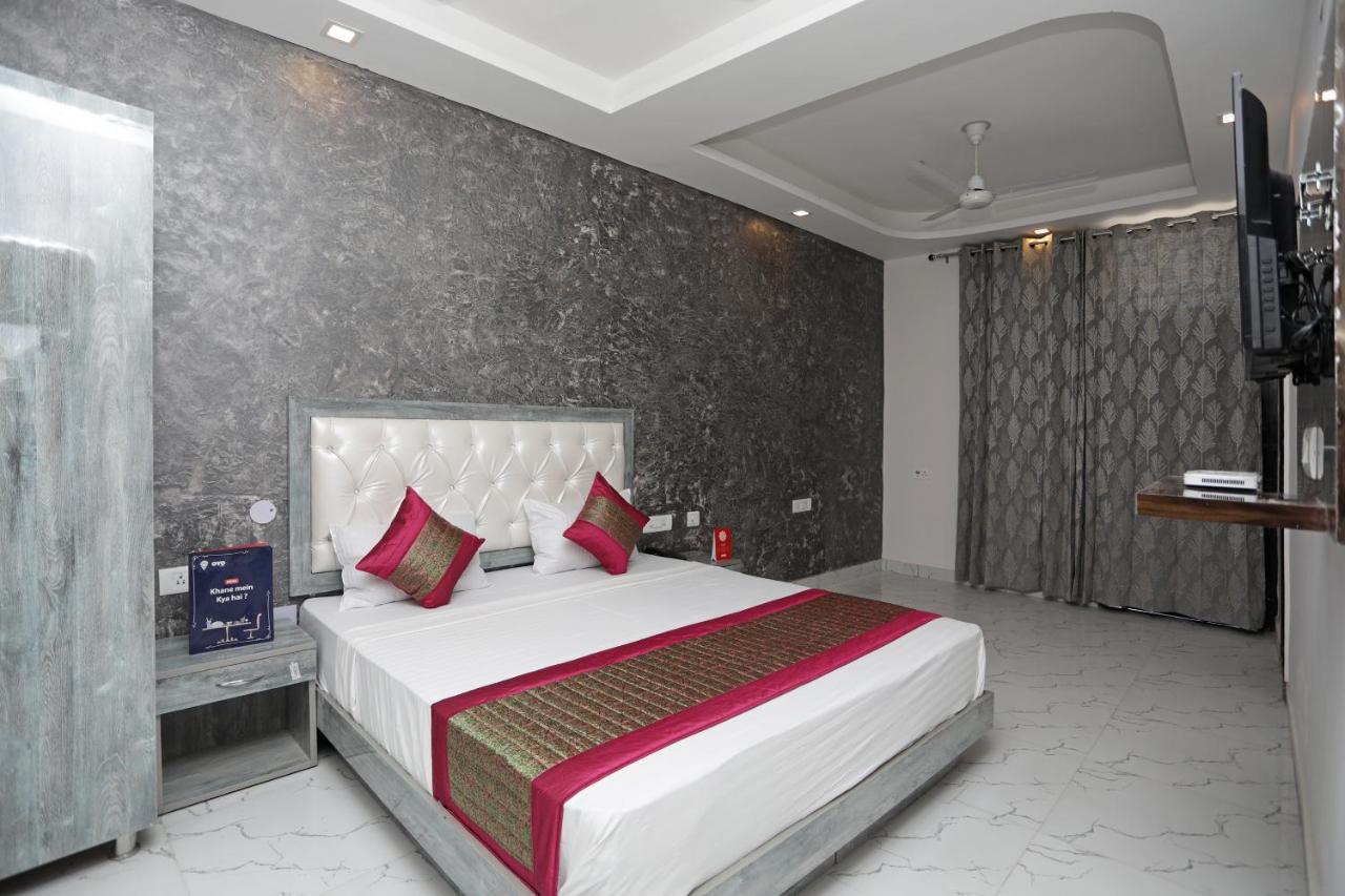 Oyo 12673 The Diplomat Inn 델리 외부 사진