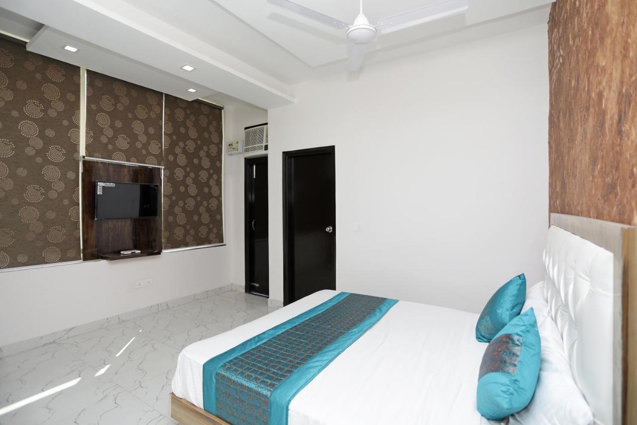 Oyo 12673 The Diplomat Inn 델리 외부 사진