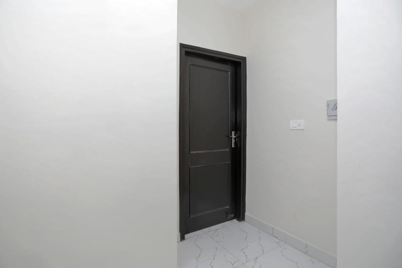 Oyo 12673 The Diplomat Inn 델리 외부 사진