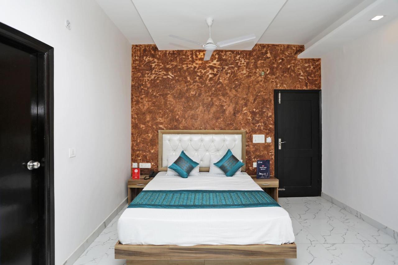 Oyo 12673 The Diplomat Inn 델리 외부 사진