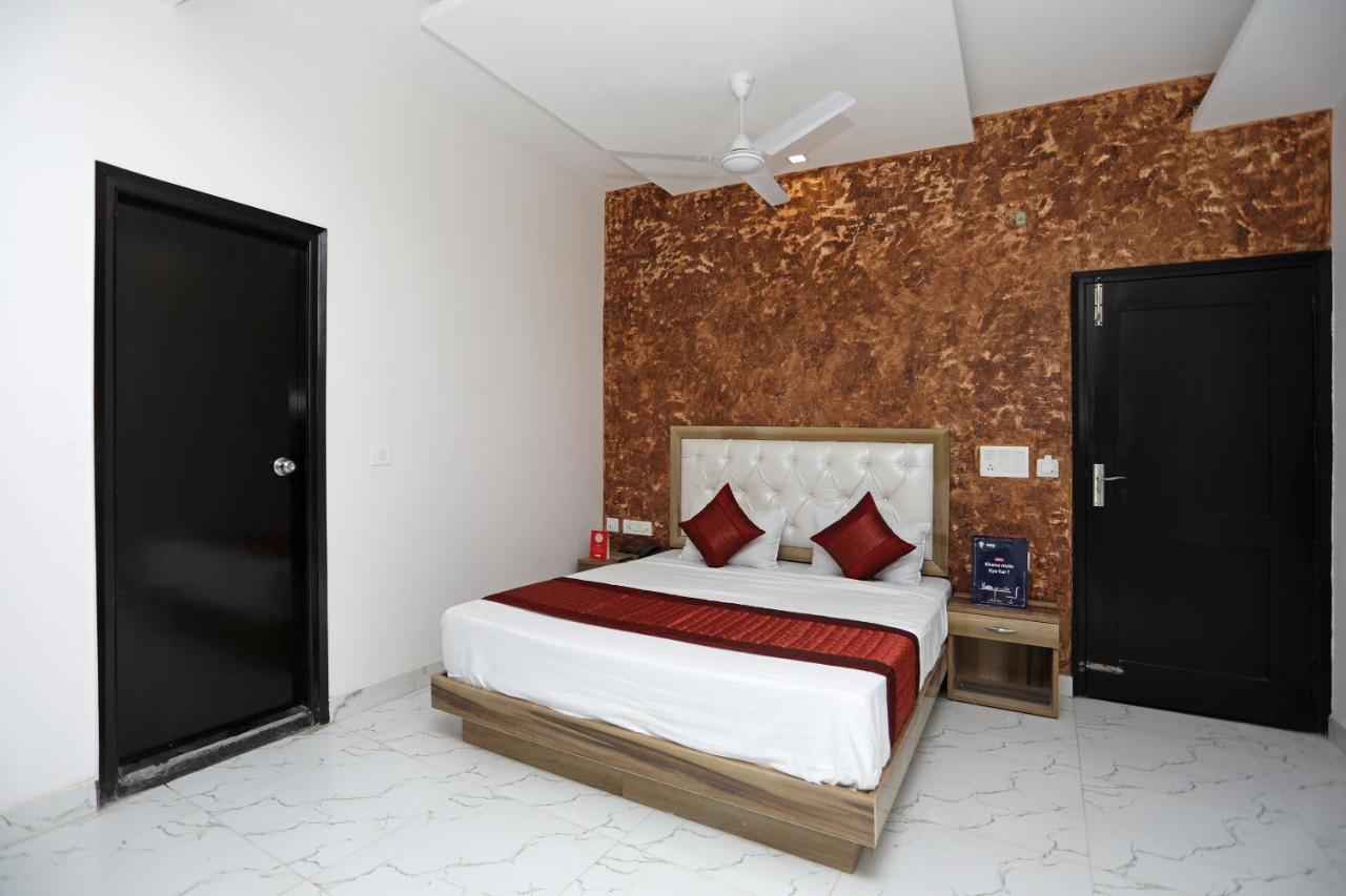 Oyo 12673 The Diplomat Inn 델리 외부 사진