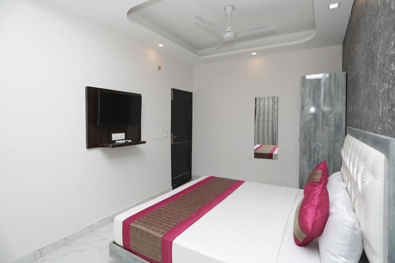 Oyo 12673 The Diplomat Inn 델리 외부 사진