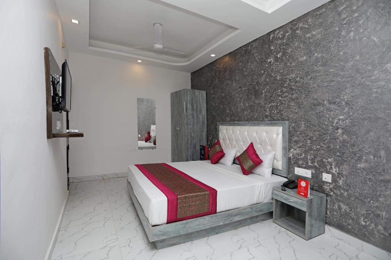 Oyo 12673 The Diplomat Inn 델리 외부 사진