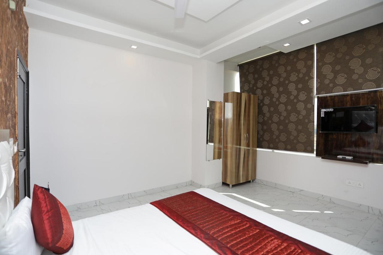 Oyo 12673 The Diplomat Inn 델리 외부 사진