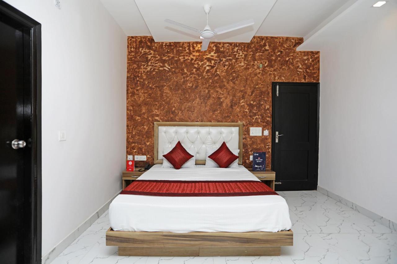 Oyo 12673 The Diplomat Inn 델리 외부 사진