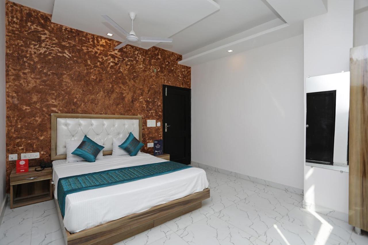 Oyo 12673 The Diplomat Inn 델리 외부 사진