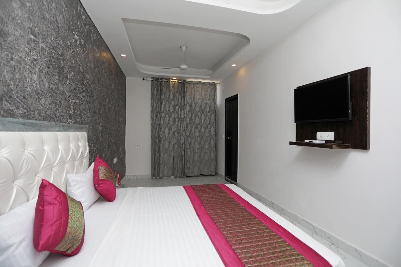 Oyo 12673 The Diplomat Inn 델리 외부 사진